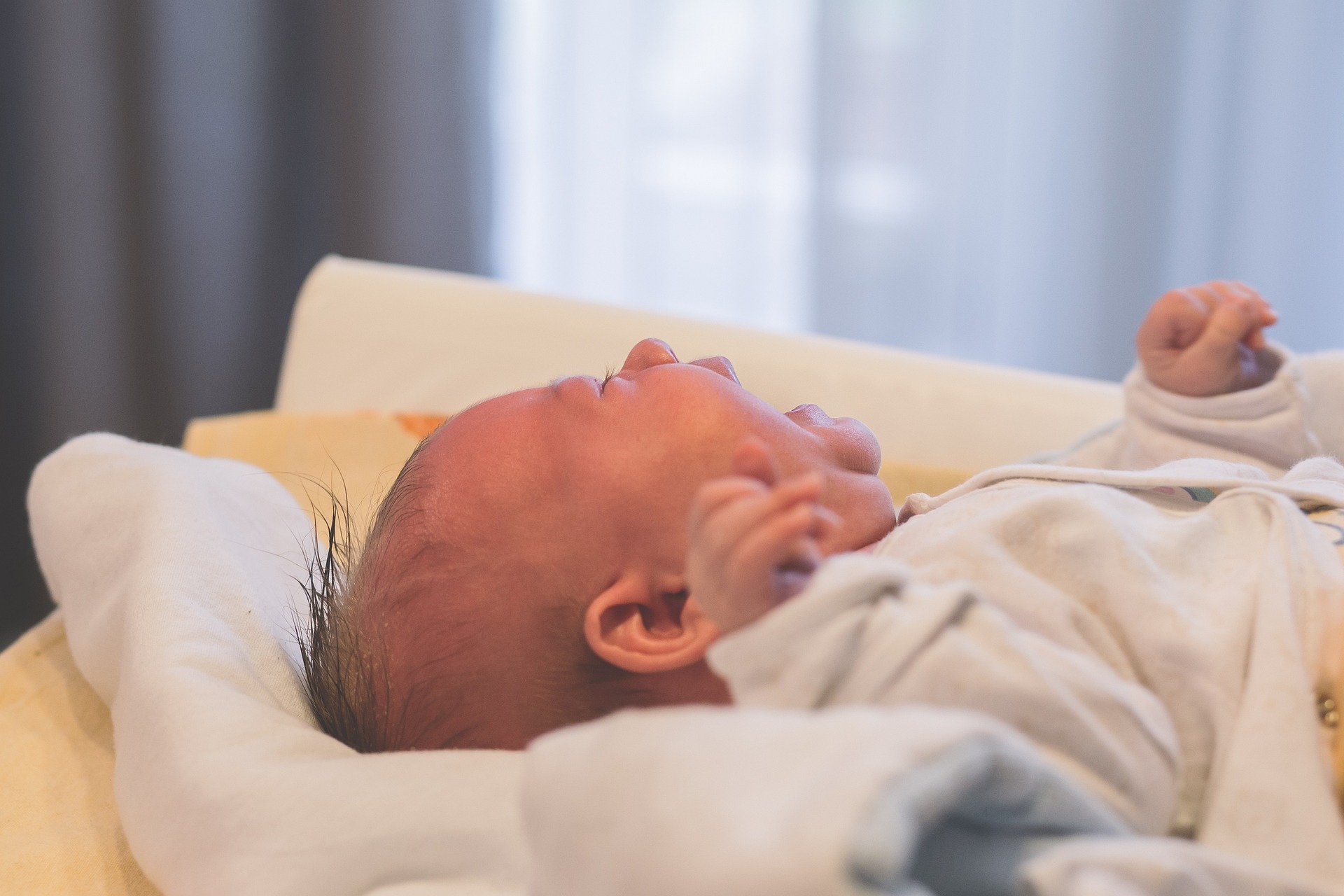 Weinendes Baby – Körpersprache